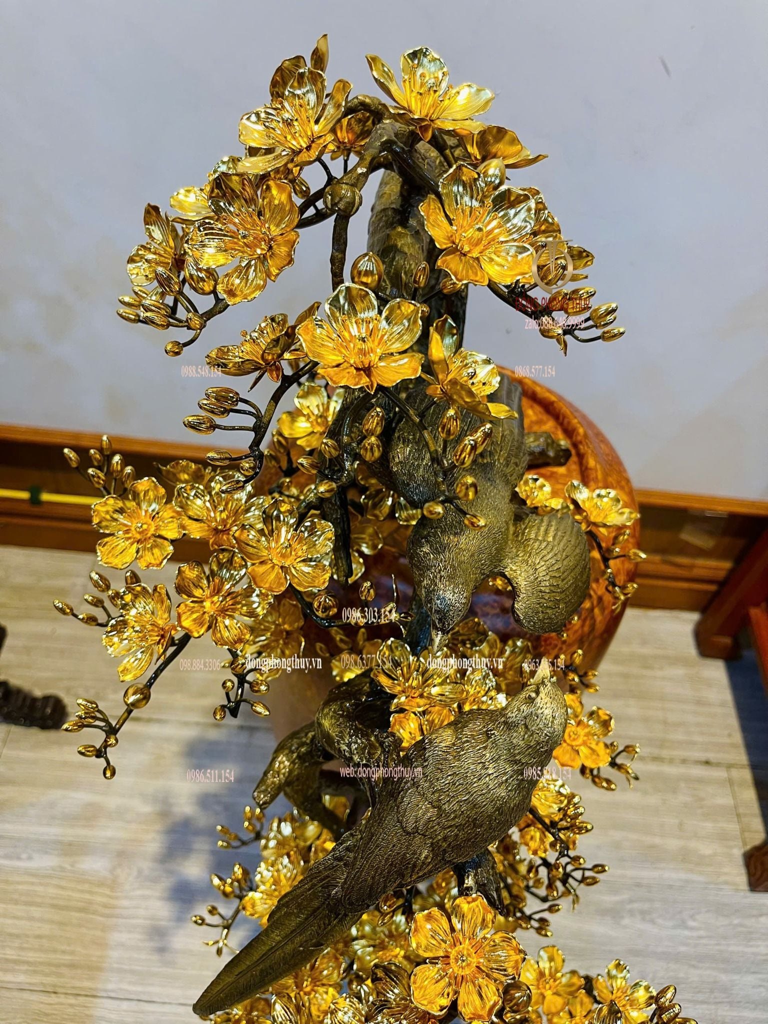 Bình Mai dáng đổ bằng đồng mạ vàng 24k