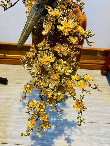 Quà tặng sếp mạ vàng: Bình Mai dáng đổ bằng đồng mạ vàng 24k