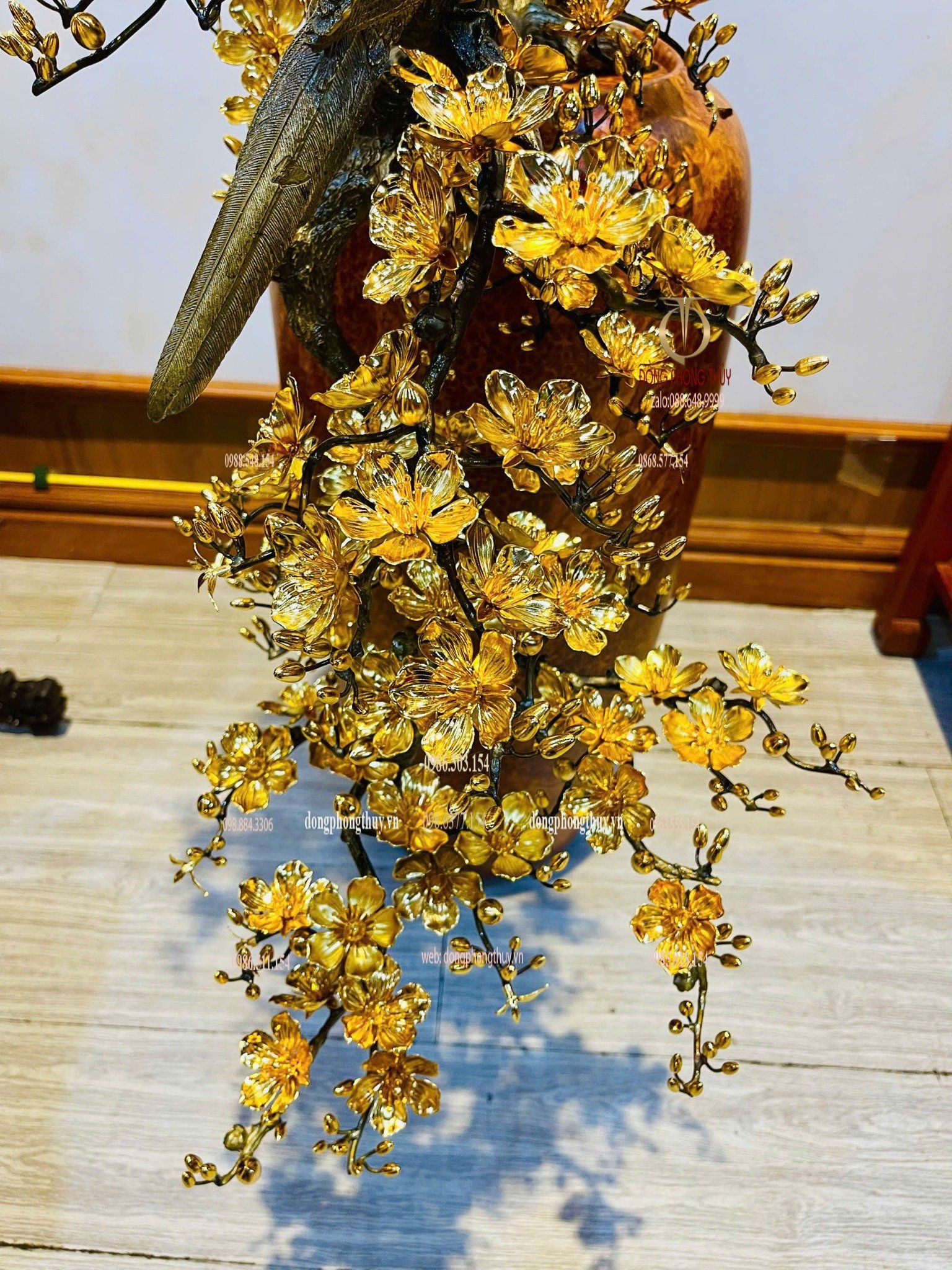 Bình Mai dáng đổ bằng đồng mạ vàng 24k
