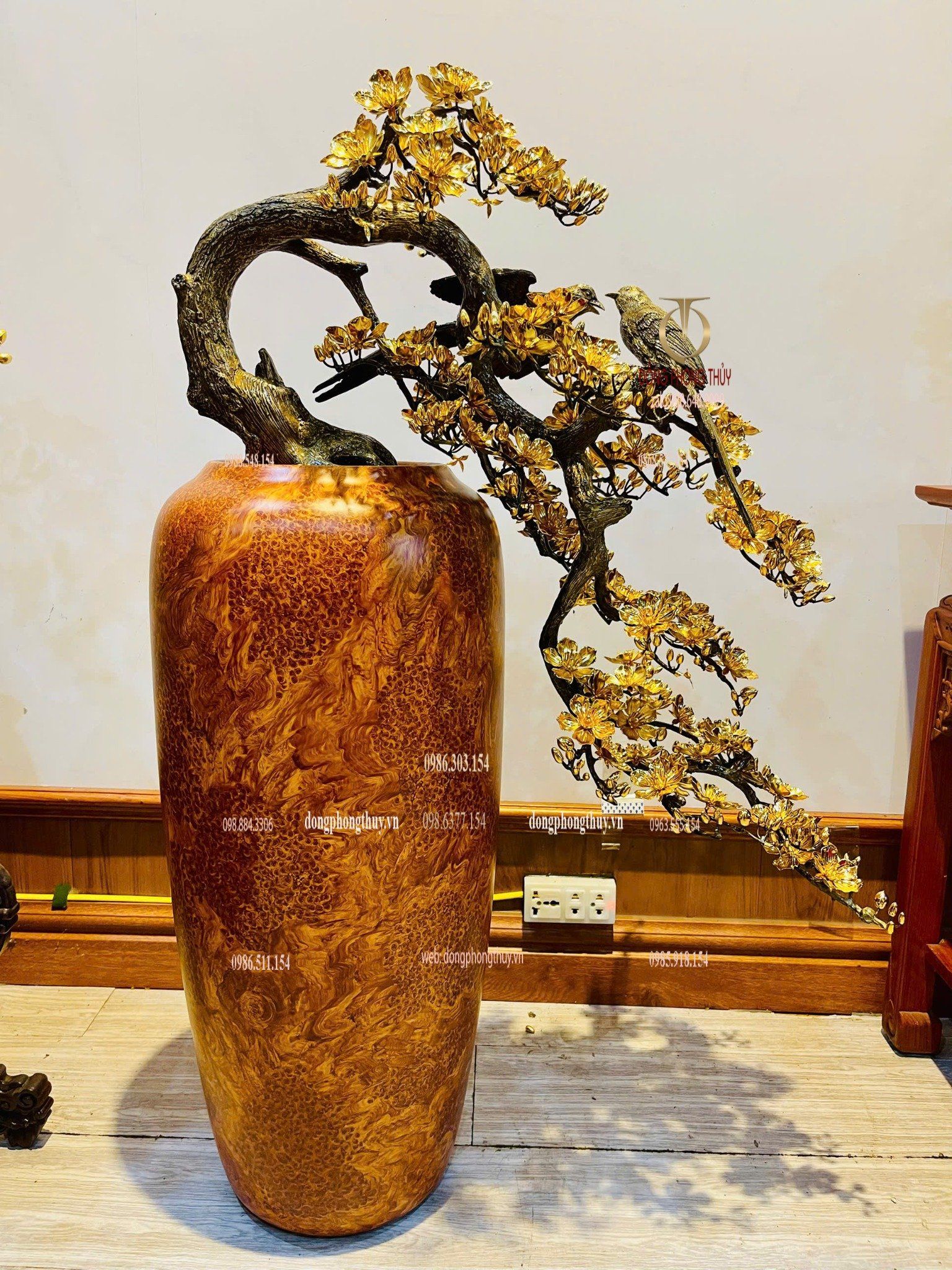 Bình Mai dáng đổ bằng đồng mạ vàng 24k