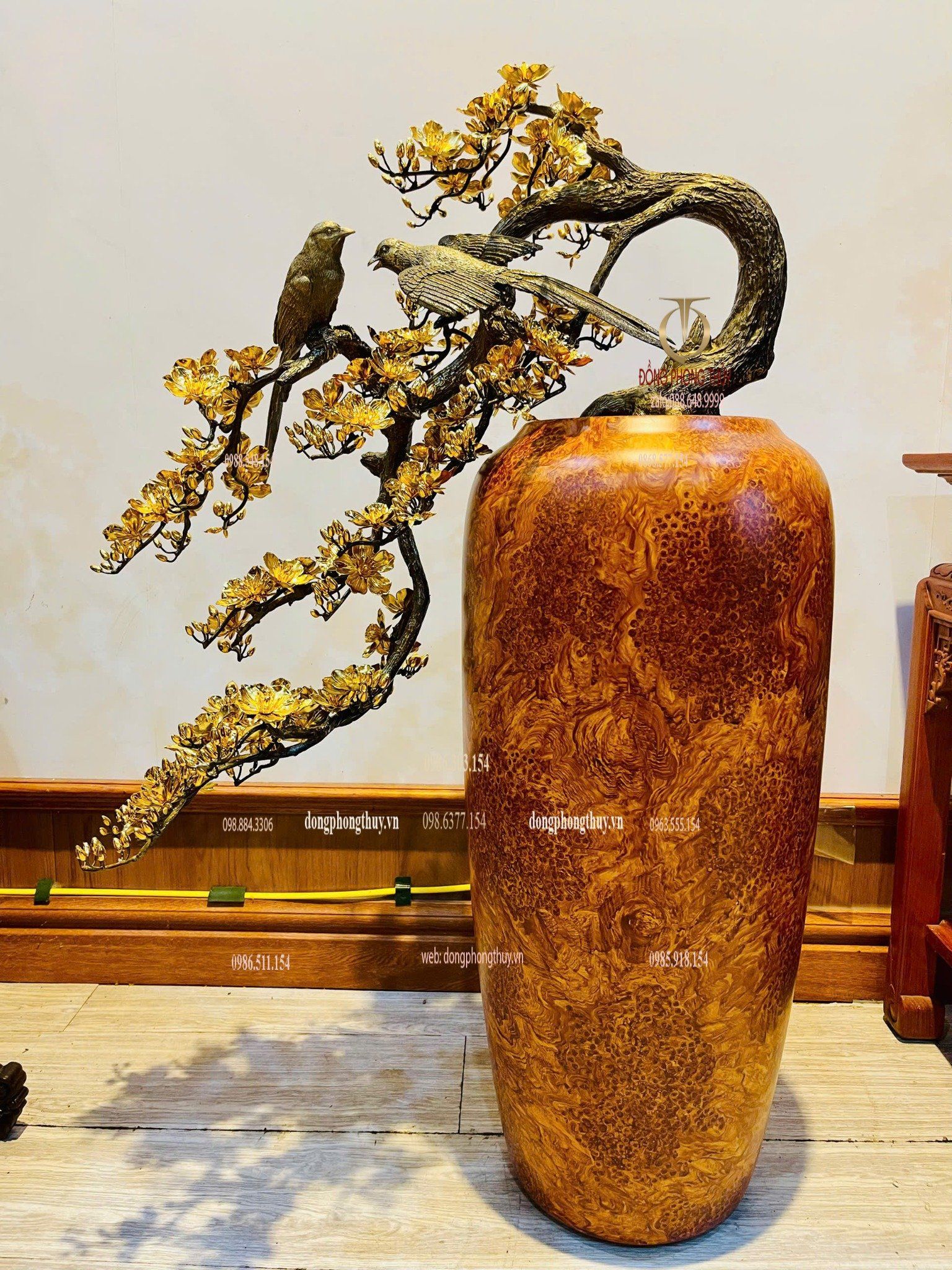 Bình Mai dáng đổ bằng đồng mạ vàng 24k