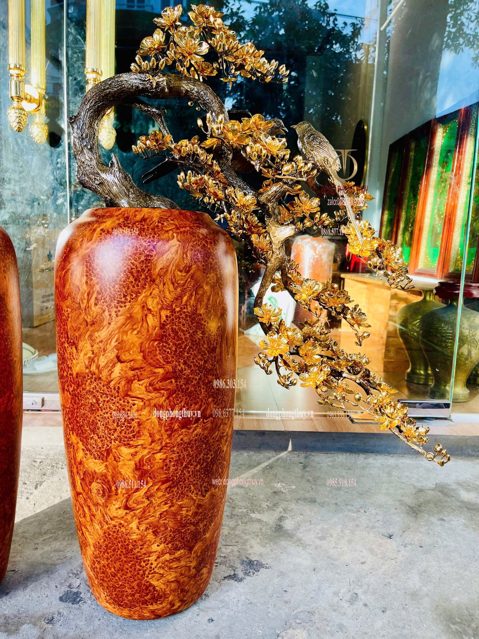 Bình Mai dáng đổ bằng đồng mạ vàng 24k