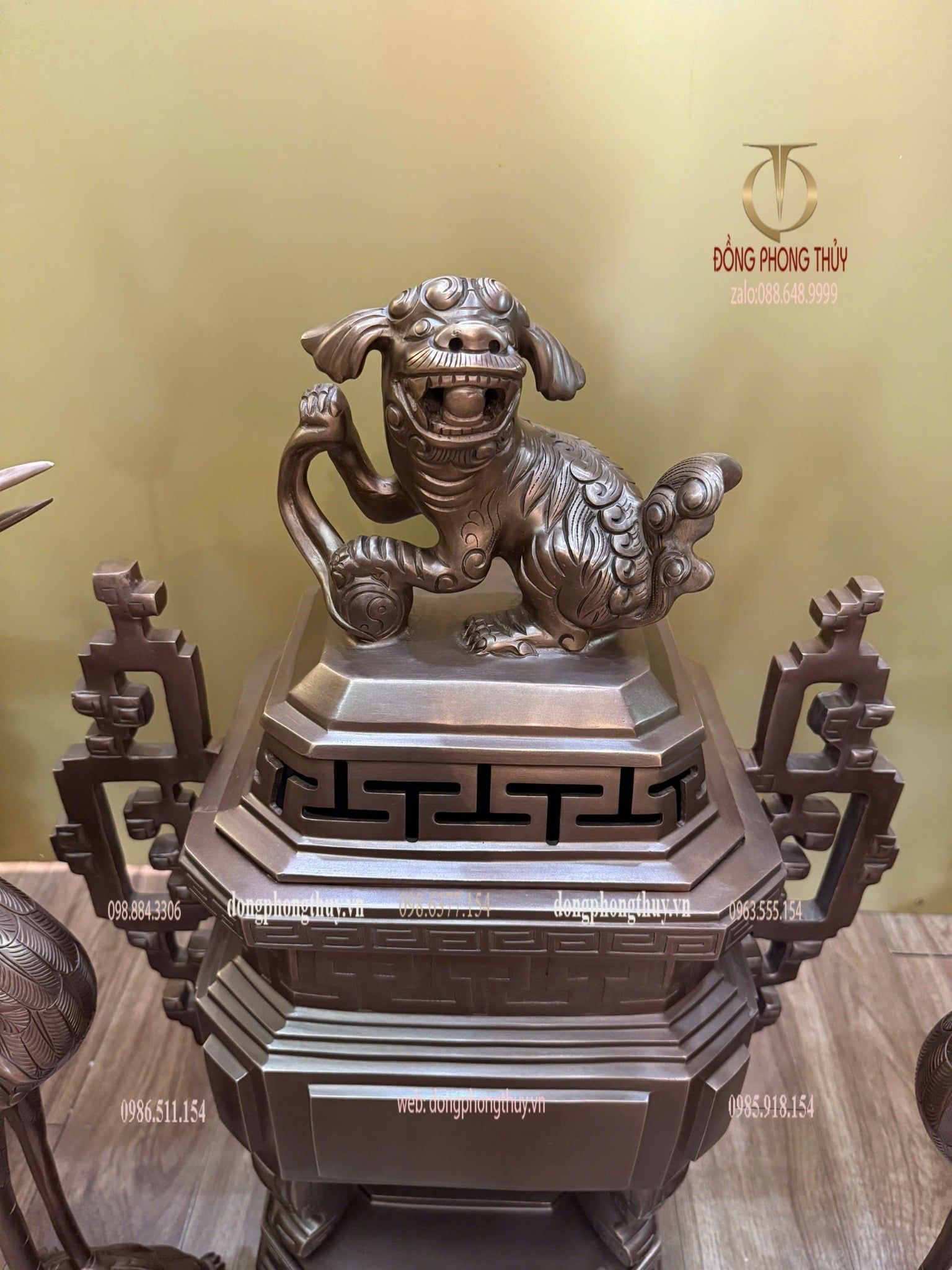 Ngũ sự đỉnh vuông bằng đồng đỏ màu cổ