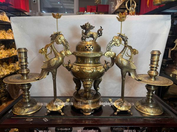 Bộ đỉnh đồng ngũ sự bằng đồng vàng hun nâu cạo màu