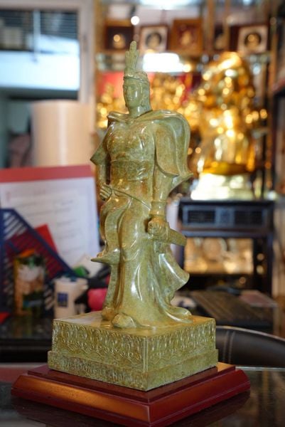 Tượng nữ tướng Lê Chân bằng đồng patina