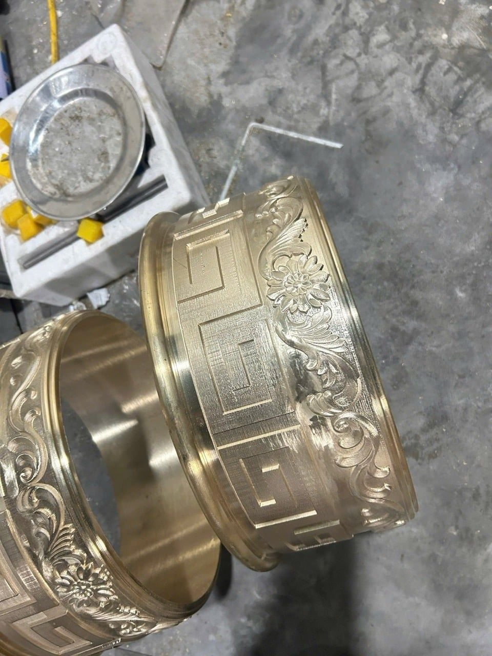 Đai đồng ốp chân cột nhà thờ