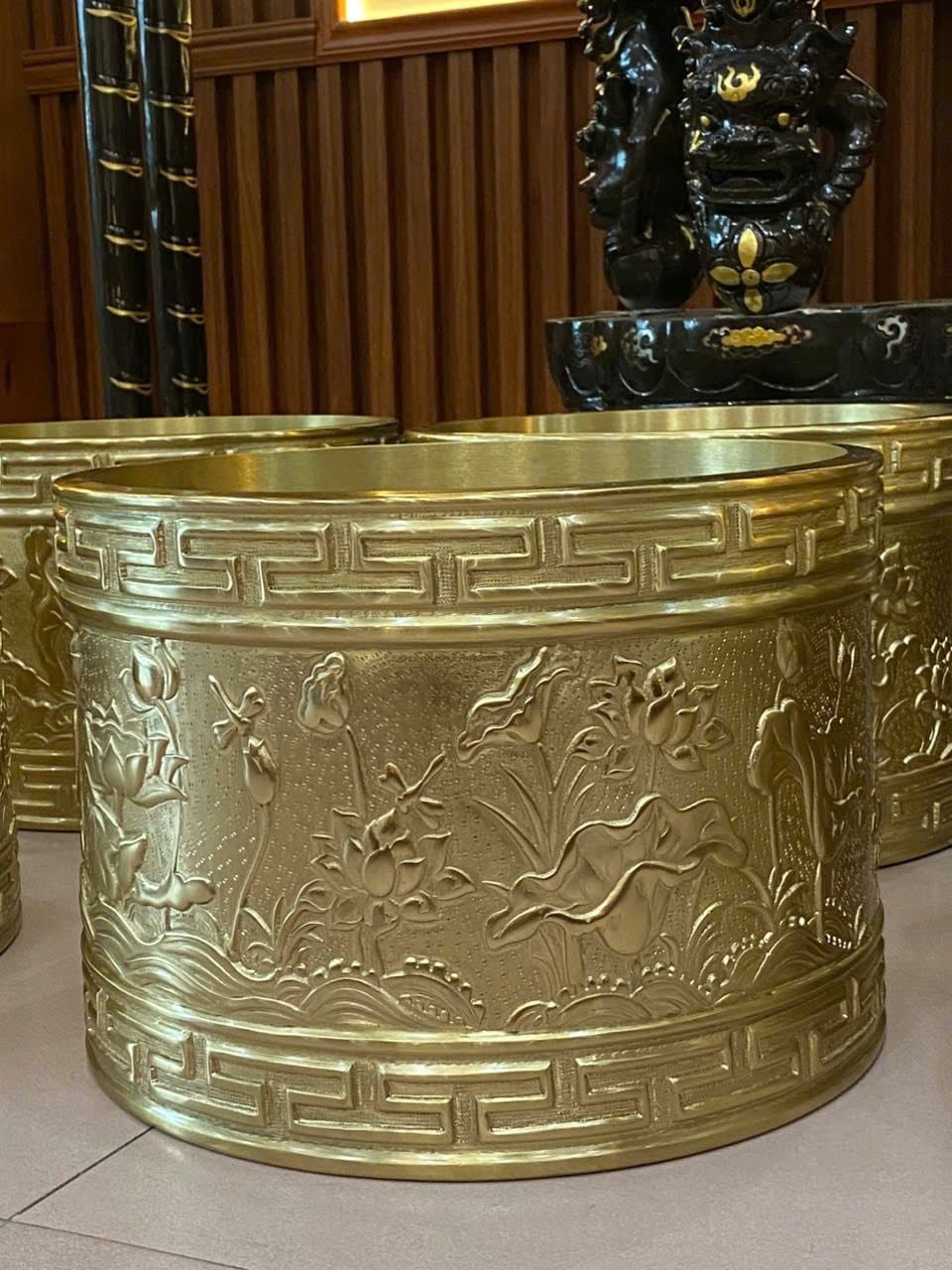 Đai đồng ốp chân cột nhà thờ