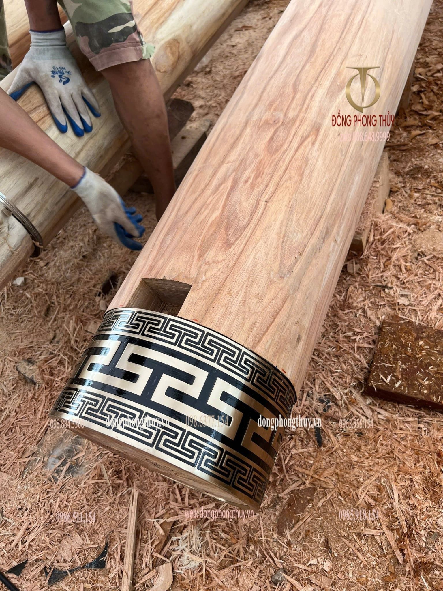 Đai đồng ốp chân cột nhà thờ