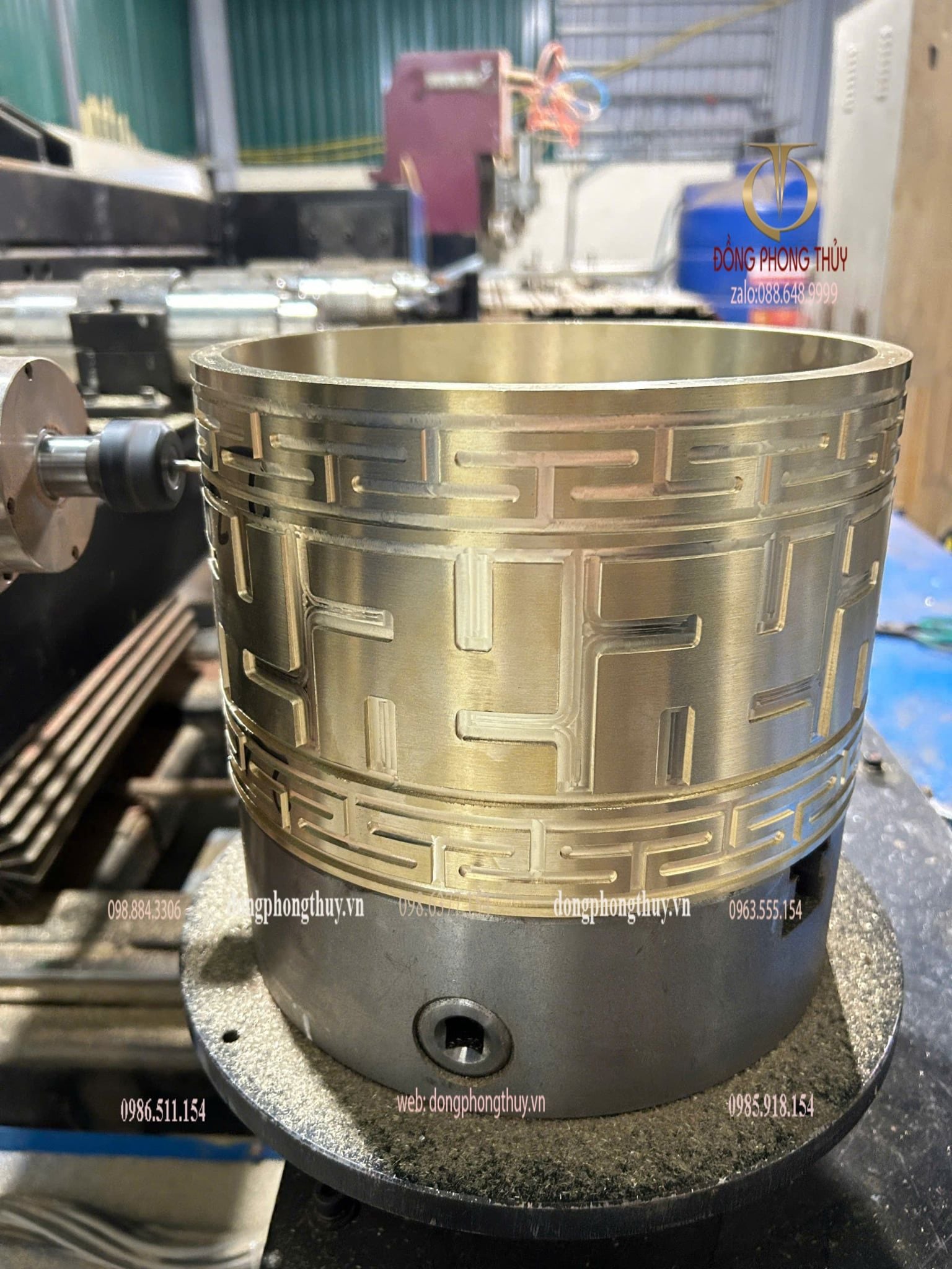 Đai đồng ốp chân cột nhà thờ