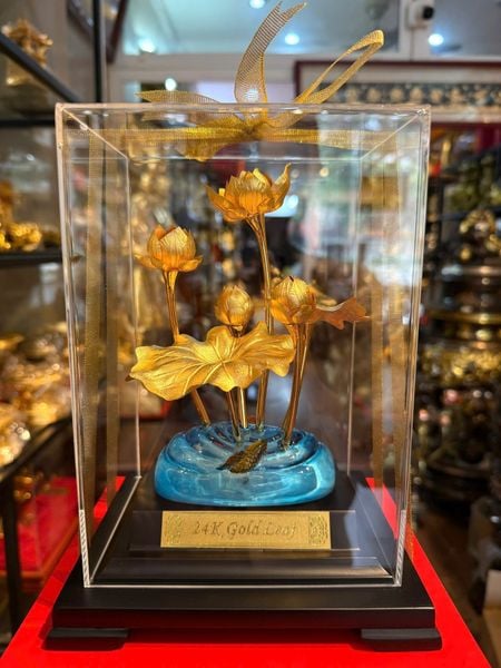 Hoa sen mạ vàng 24k