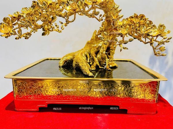 Quà tặng mạ vàng: Cây mai vàng bonsai dáng thế bằng đồng mạ vàng 24k