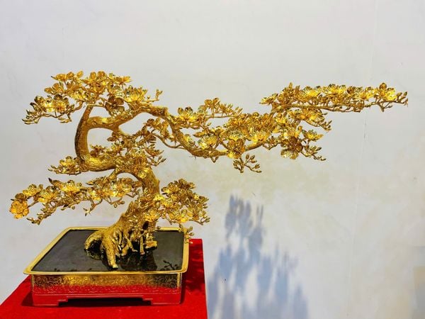 Quà tặng mạ vàng: Cây mai vàng bonsai dáng thế bằng đồng mạ vàng 24k