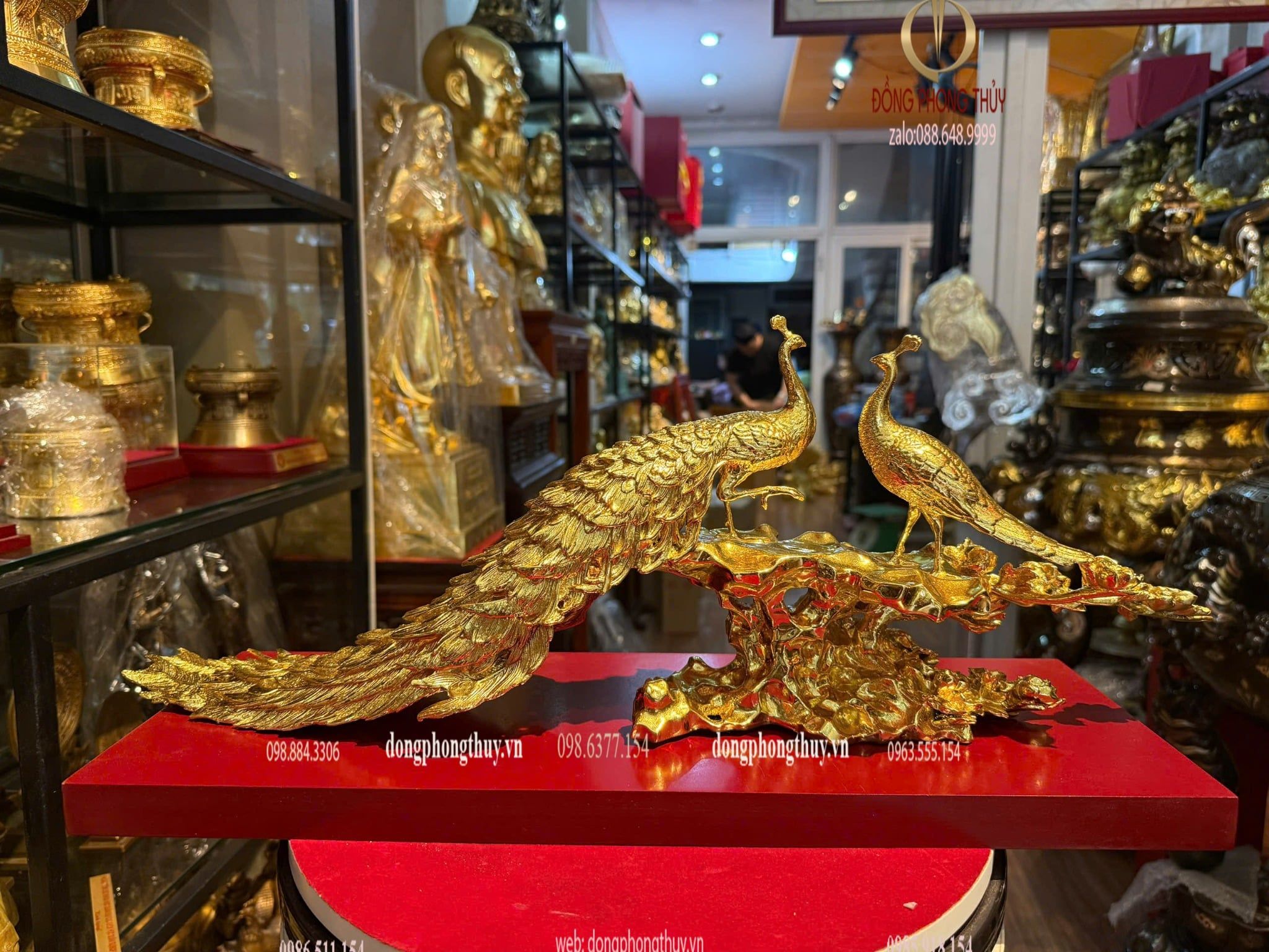 Công khổng tước bằng đồng dát vàng