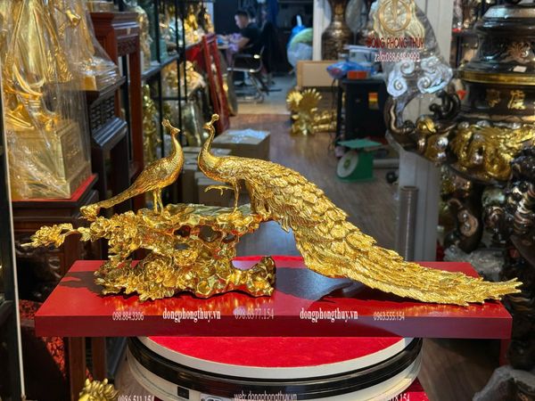 Công khổng tước bằng đồng dát vàng