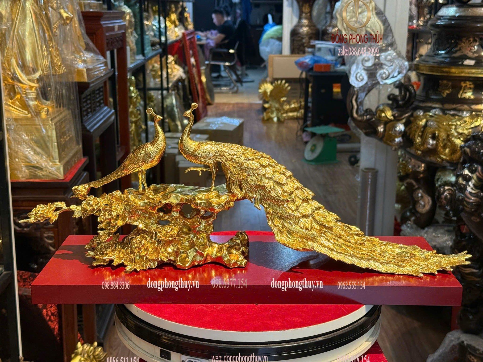 Công khổng tước bằng đồng dát vàng