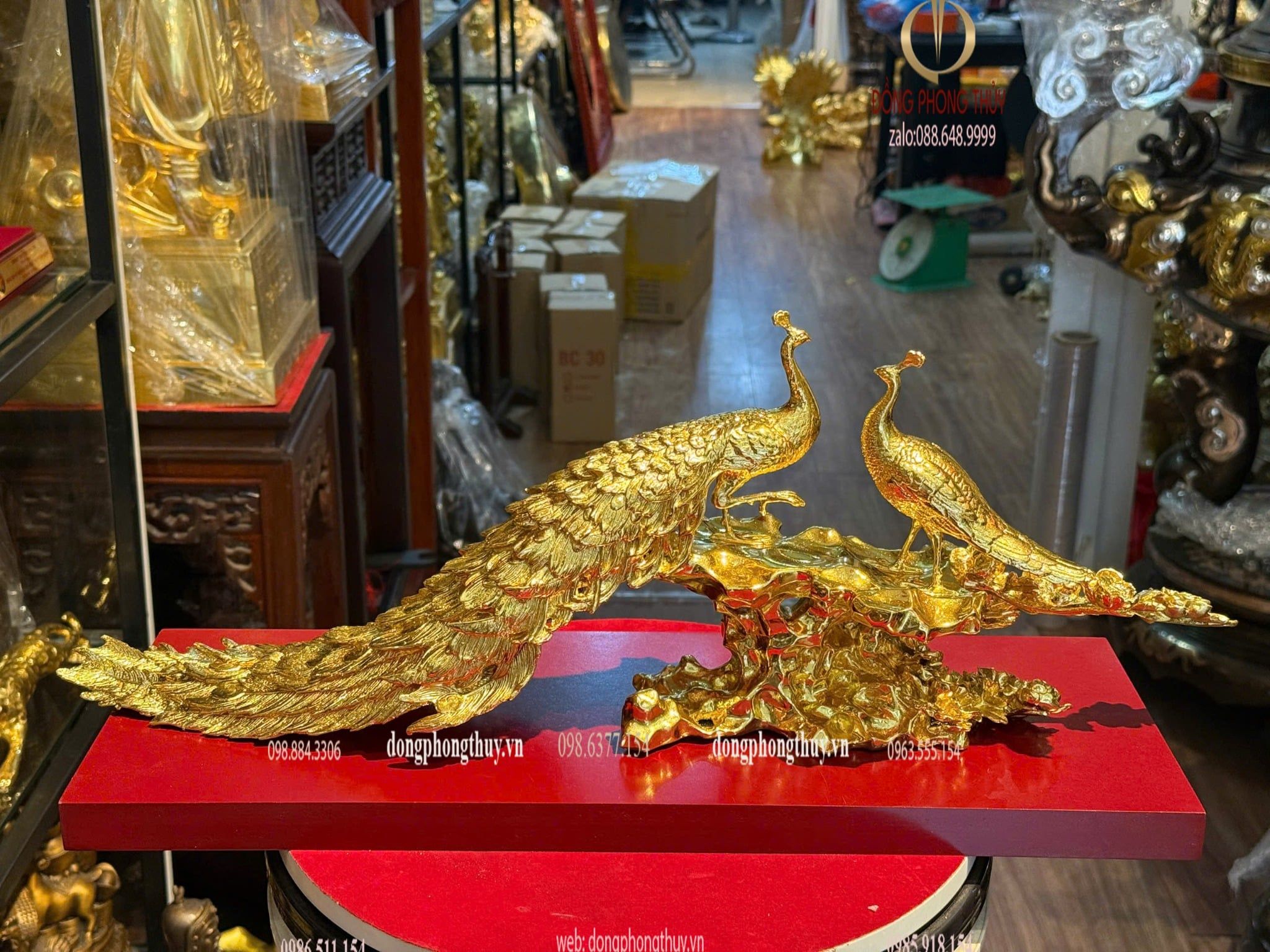 Công khổng tước bằng đồng dát vàng