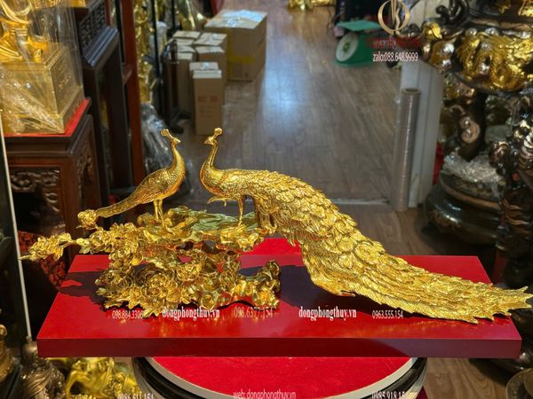 Công khổng tước bằng đồng dát vàng