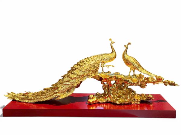 Công khổng tước bằng đồng dát vàng