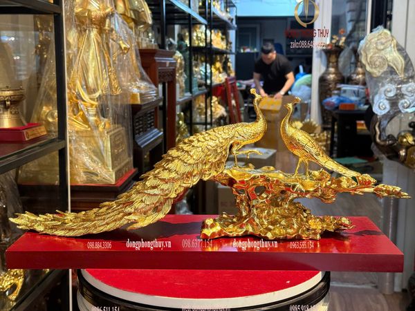 Công khổng tước bằng đồng dát vàng