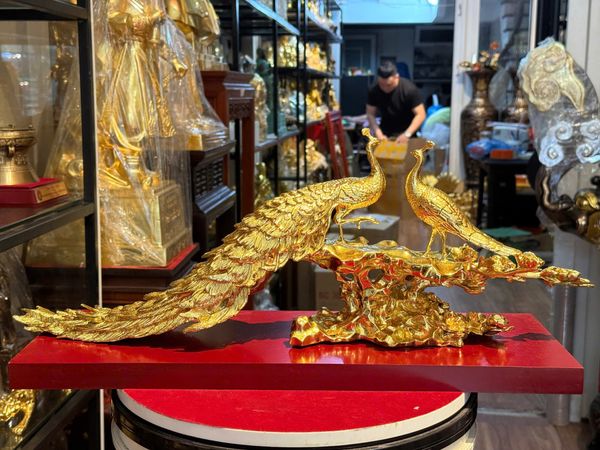 Công khổng tước bằng đồng dát vàng