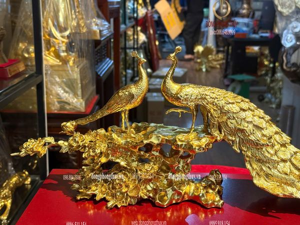 Công khổng tước bằng đồng dát vàng