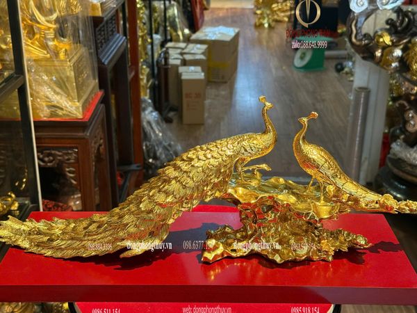 Công khổng tước bằng đồng dát vàng