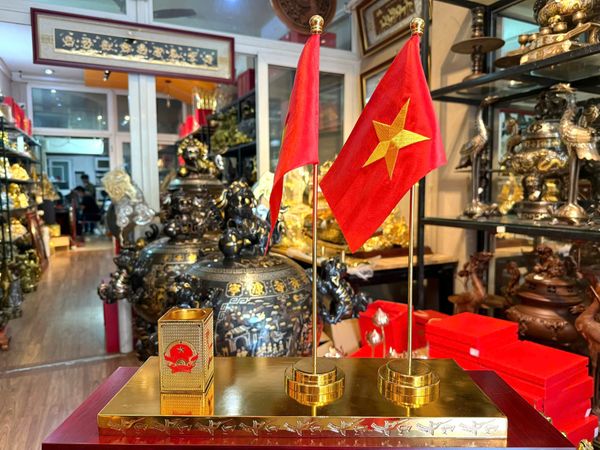 Quà tặng sếp mạ vàng: Ống bút Cột cờ mạ vàng 24k