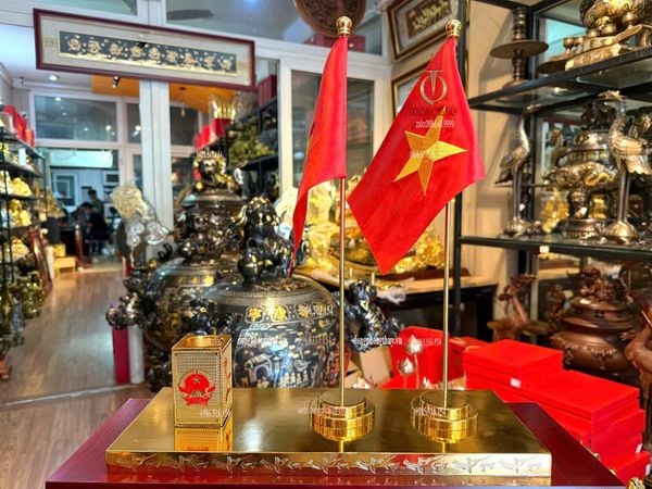 Quà tặng sếp mạ vàng: Ống bút Cột cờ mạ vàng 24k