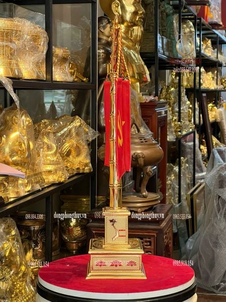 Cột cờ bằng đồng mạ vàng 24k