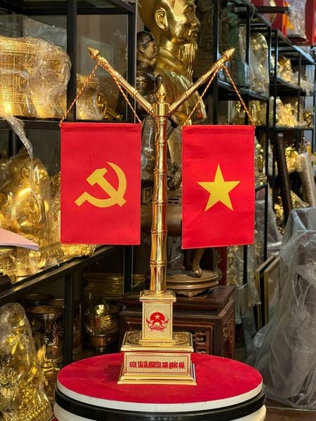 Cột cờ bằng đồng mạ vàng 24k