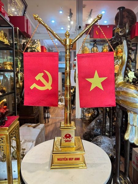 Cột cờ bằng đồng mạ vàng 24k