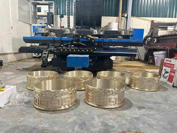 Đai đồng ốp chân cột nhà thờ