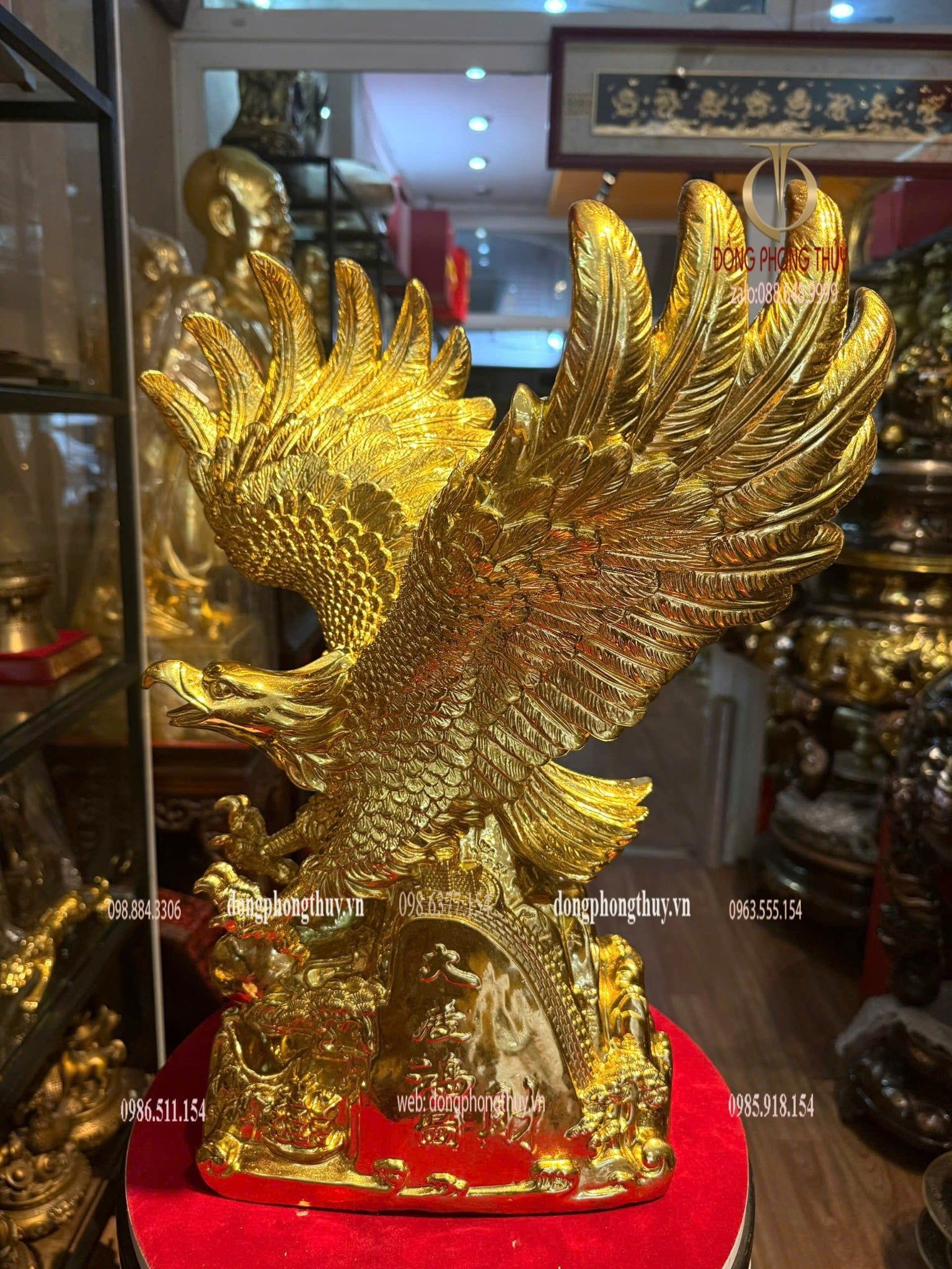 Tượng đại bàng dát vàng