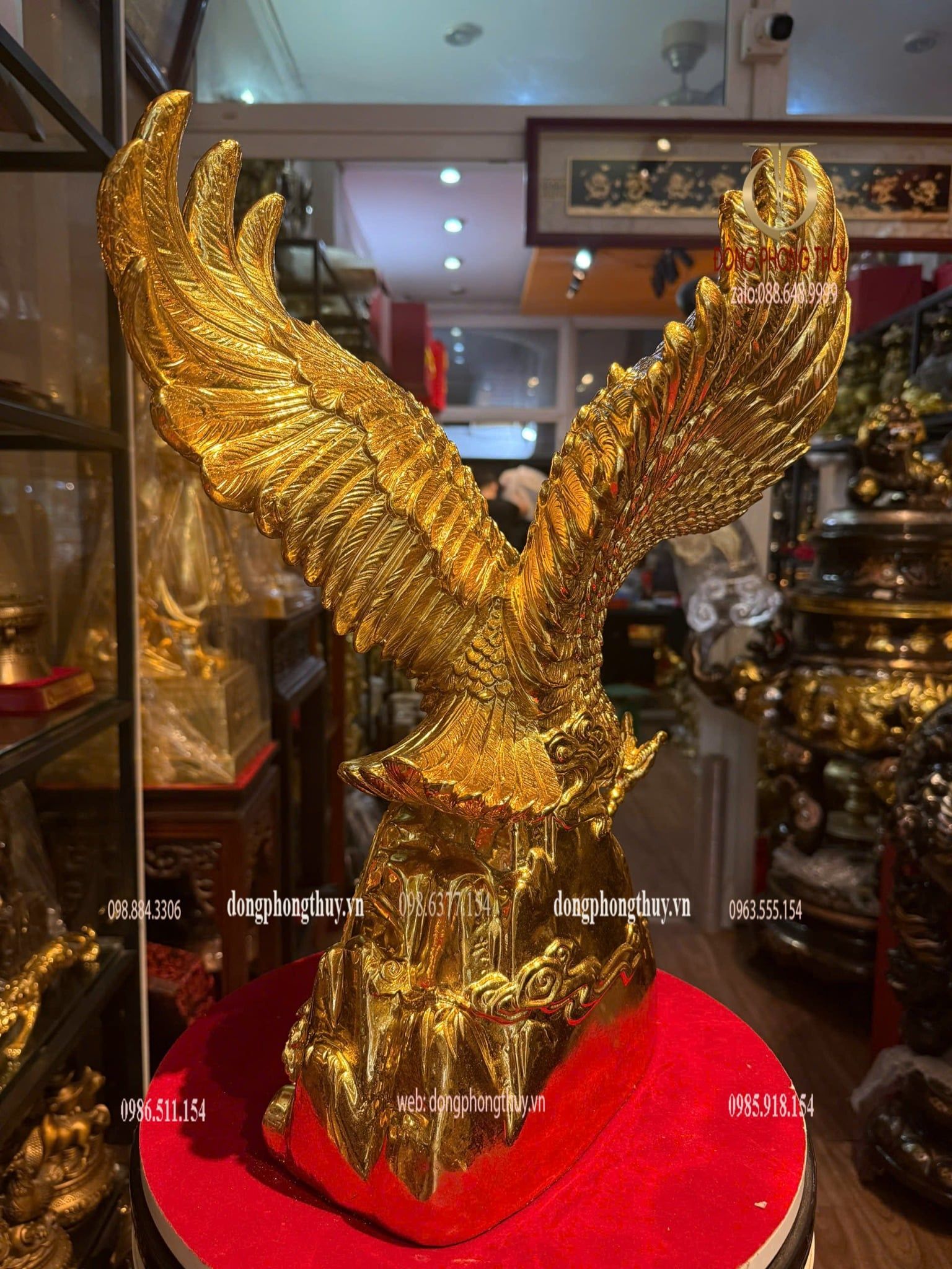 Tượng đại bàng dát vàng
