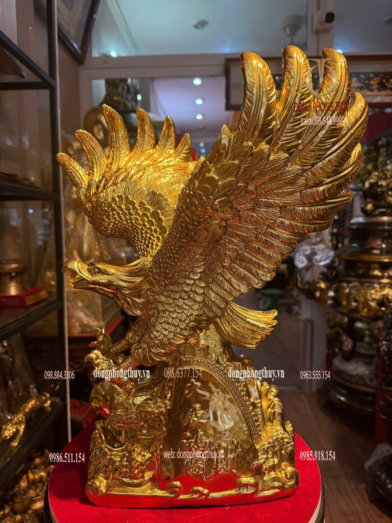 Tượng đại bàng dát vàng