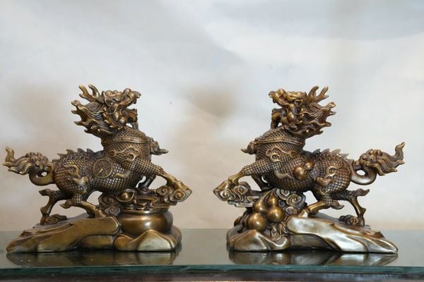 Đôi kỳ lân bằng đồng hun