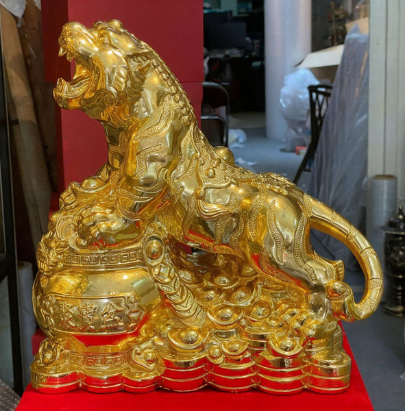 Quà tặng mạ vàng: Tượng hổ mạ vàng 24k ôm hũ tiền bằng đồng