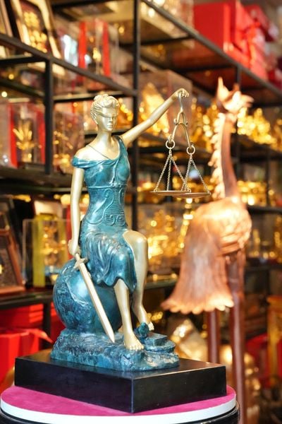 Tượng nữ thần công lý bằng đồng