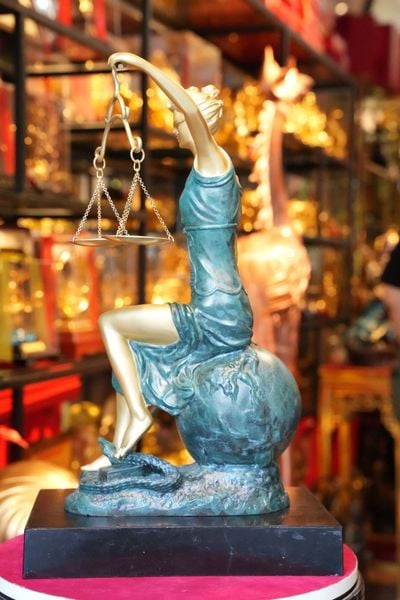Tượng nữ thần công lý bằng đồng