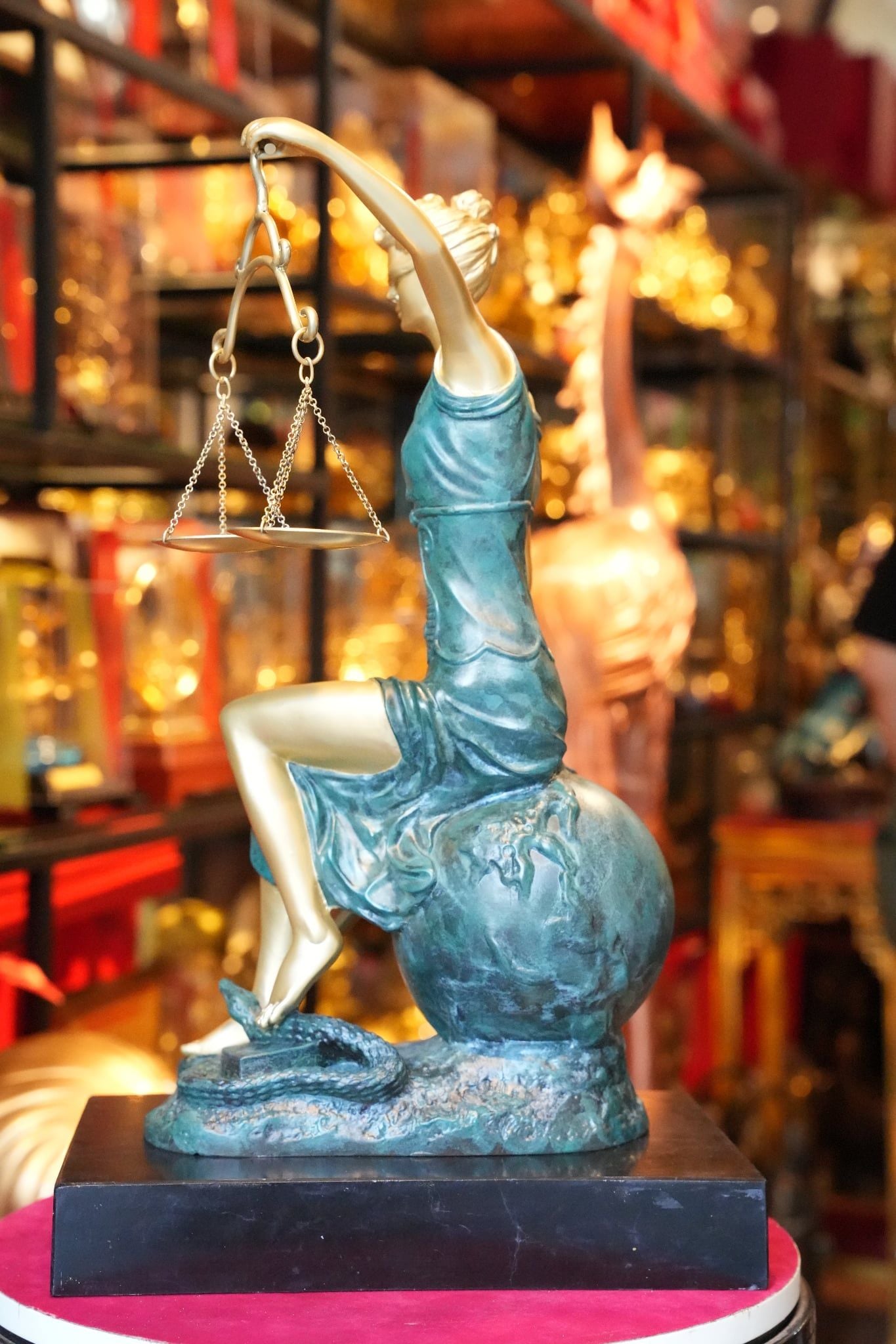 Tượng nữ thần công lý bằng đồng