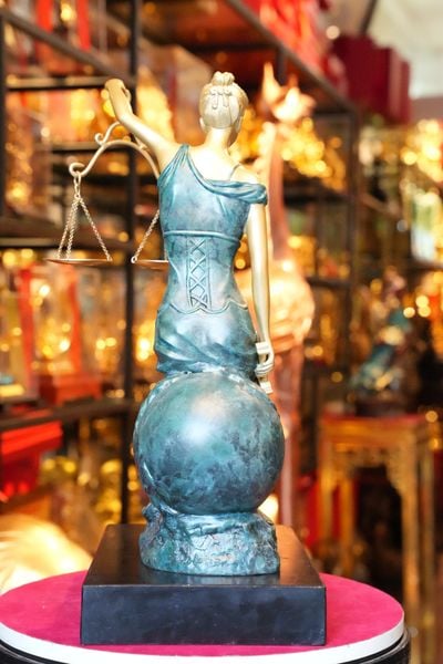 Tượng nữ thần công lý bằng đồng