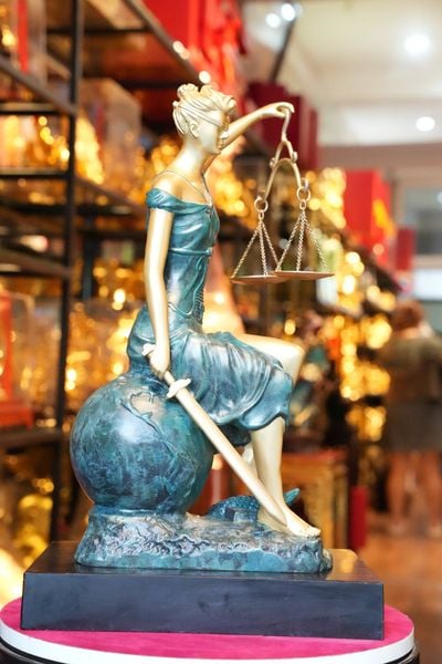 Tượng nữ thần công lý bằng đồng