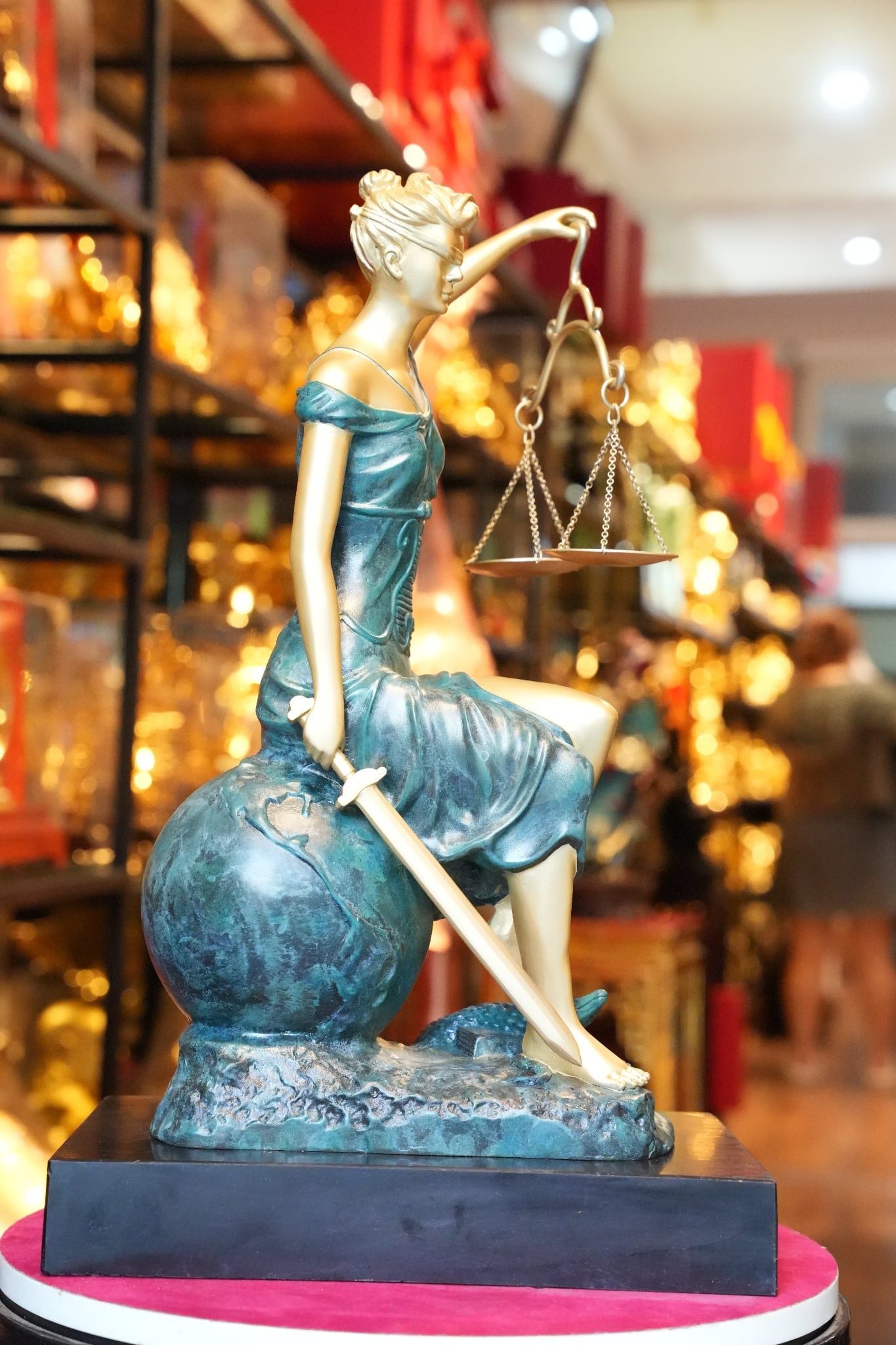 Tượng nữ thần công lý bằng đồng