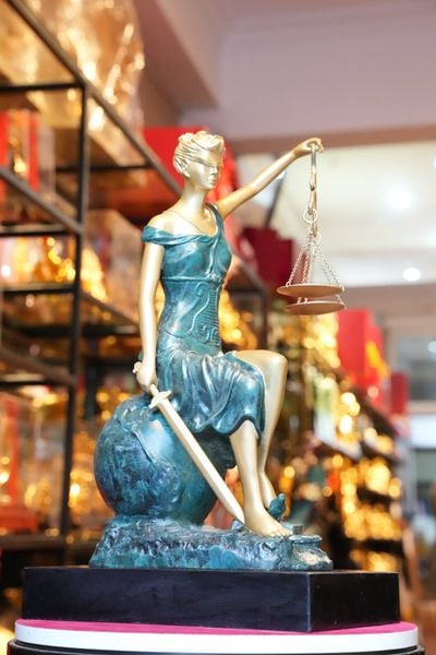 Tượng nữ thần công lý bằng đồng