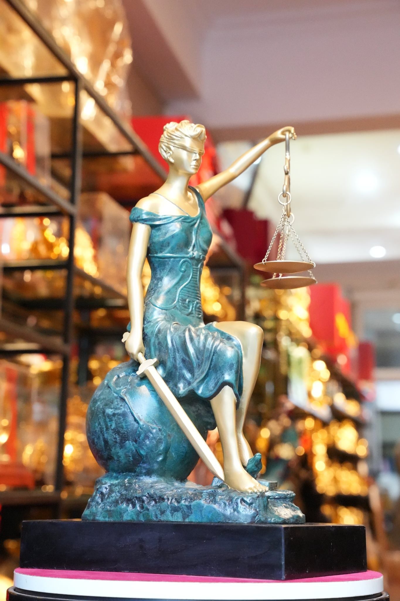 Tượng nữ thần công lý bằng đồng