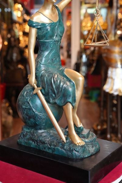 Tượng nữ thần công lý bằng đồng