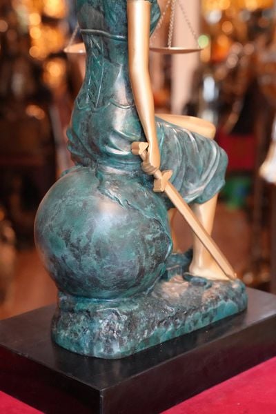 Tượng nữ thần công lý bằng đồng