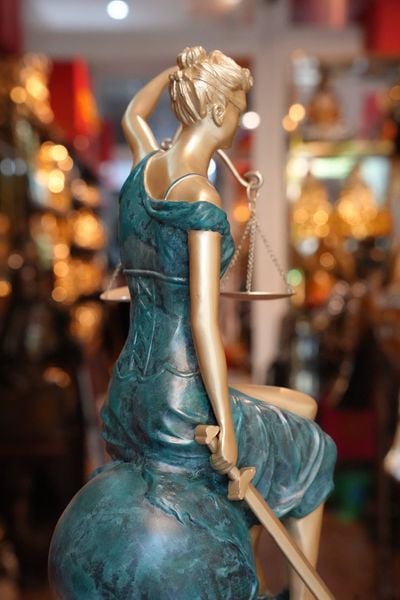 Tượng nữ thần công lý bằng đồng