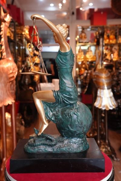 Tượng nữ thần công lý bằng đồng
