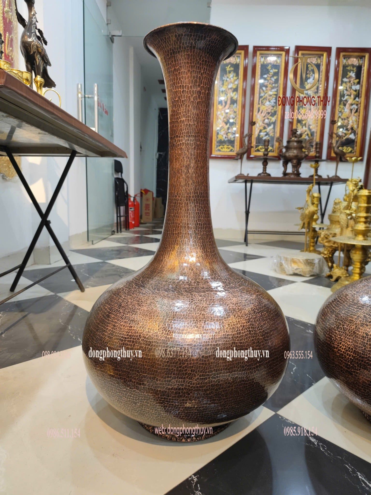 Đôi lọ hoa bằng đồng đỏ gò thủ công cao 81cm